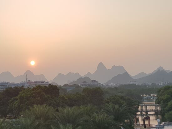 abendlicher Ausblick von der Dachterrasse unseres Hotels
