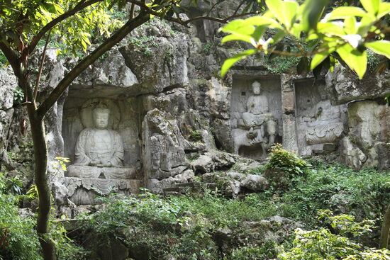 In Stein gehauene Gottheiten in der Lingyin Tempelanlage