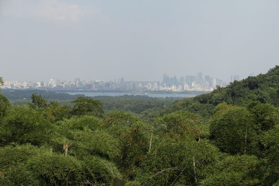 Ausblick auf den Westsee und Hangzhou vom höchsten Punkt der Lingyin Tempelanlage