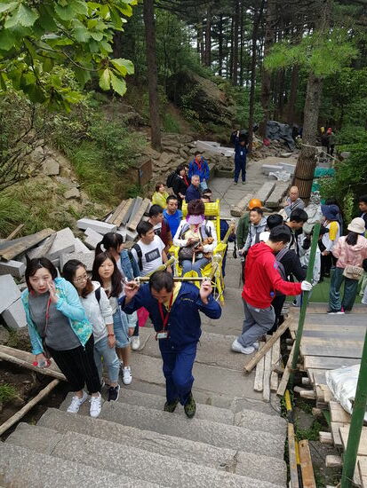 Alle machen Platz für die Sänftenträger