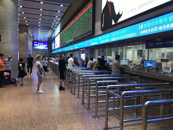 Eine fast leere Schalterhalle im Pekinger Westbahnhof