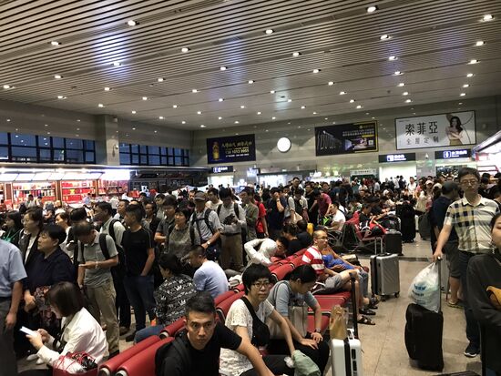 In der Wartehalle des Bahnhofs für unseren Zug nach Xi’an