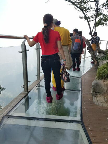 Glasbodenbrücke entlang des Plateaus auf dem Tianmenshan