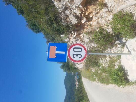 Das gestern vergessene Schild. So macht man aus vorgeschriebene Fahrtrichtung ein Sackgassenschild  ( bekomme ich leider nicht gedreht )