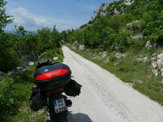 Kleine Steinchen sind fast immer auf den Straßen