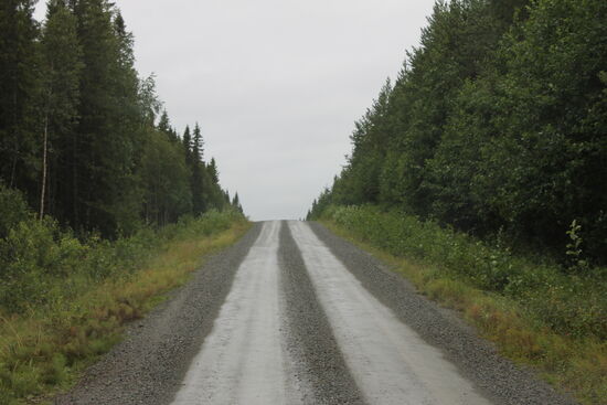 Also die DISTL unter die Räder genommen. Mein Tagesziel ist ca. 250 Kilometer entfernt, was bei diesen Wetter- und Wegeverhältnissen knapp zu schaffen ist. Mal abwarten und der Wettergott hat ja ein Einsehen mit mir. Aber es hört nicht auf, es wird eher noch schlimmer..