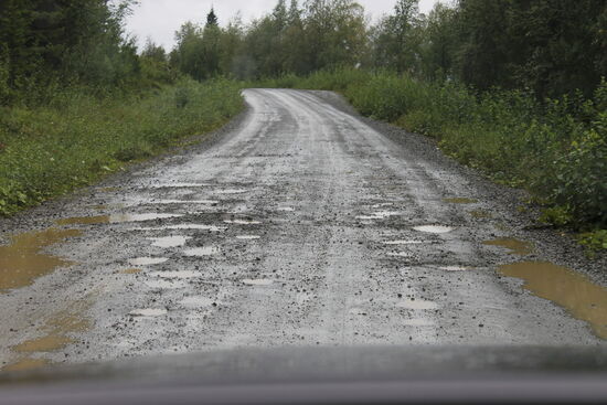 Bei einigen Streckenabschnitten ist es aber von Vorteil. Große Pfützen warnen einem vor tiefen Löchern in der Fahrbahn.