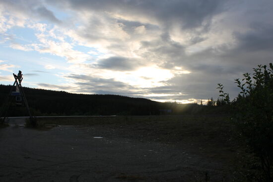 Der letzte DISTL-Tag.
Auf zum nördlichen Polarkreis und den Ort Jokkmokk erreichen.
Wie immer Katzenwäsche und los, immer nach Osten der Sonne entgegen. Ein Tagesstart wie er hätte bereits öfter sein können. Leider aber nicht lang. Pünktlich zum Frühstück (8.42 Uhr) regnet es wieder. Vorbei mit trockenem Wetter.
Streckenlänge noch einmal 400 km. Start 6 Uhr.
Die Sonne hat mich geweckt (die Sonne????).