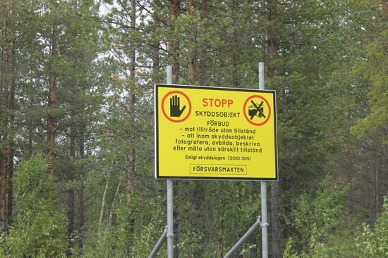 Die Strecke führte kurz vor dem Ziel noch über einen Flugplatz. Die Durchfahrt ist den Einheimischen erlaubt. Also bin ich auch gefahren. Zum einen fühle ich mich bereits schon irgendwie dazugehörig und zweitens waren meine Nummernschilder von den Tagen so verdreckt, die waren als deutsche Kennzeichen nicht zu erkennen.