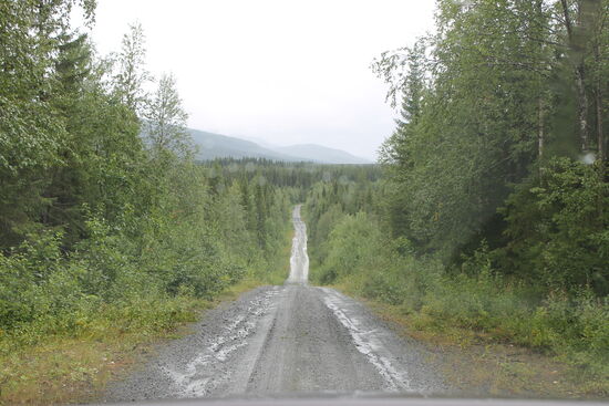 05.30 Uhr, Regen, Regen, Regen. Die Camper, die hier im Zelt übernachtet haben sind alle eingeweicht und abgesoffen. Gut das ich im ersten Stock schlafe.
Um 6 Uhr habe ich den Duschraum noch ganz für mich alleine.
Von Anna noch nichts gehört. Deshalb werde ich mich mal schlau machen, wie es mit dem Wetter hier in Jokkmokk so weiter geht und ob es ein Lichtblick auf Sonnenschein gibt. Wenigsten trocken soll es sein.
Wenn ich schon beim Dauerregen hier im Auto festsitze, dann kann ich schon einmal ein Fazit zu den ersten zwei Wochen (fast) ziehen: Tolle Reise, ganz tolle Strecken und Wege zum Fahren, eine Freude hier zu sein. Na gut, das Wetter hätte schöner sein können, nun ist es aber wie es ist.