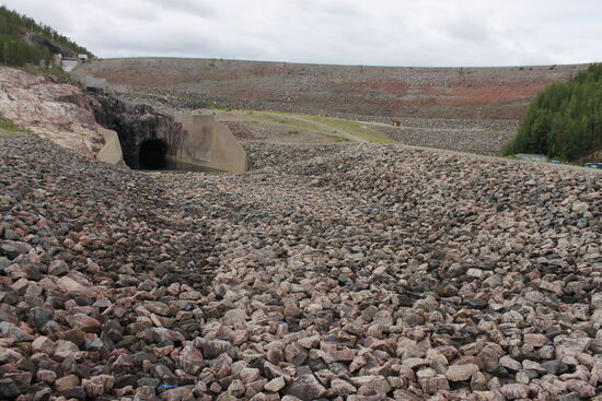 Dann wurde es trocken und ich habe mich aufgemacht den Ort Jokkmokk zu erfahren. Zum einen will ich noch etwas Brot und Obst einkaufen und zum anderen sollte ich auch tanken sowie den Reifenluftdruck überprüfen. Vorne könnte es etwas mehr sein, scheint mir.
Alles erledigt und dabei festgestellt: der Ort ist berühmt für seinen Sami-Wintermarkt, den dann alle, wohl wirklich alle Samis besuchen. Zu diesem Zeitpunkt soll hier richtig was los sein. Jetzt nicht. Aber die Tankstelle war auf und der ICA-Supermarkt auch.
Bin dann noch ein wenig in der Gegend herumgefahren und habe an einem Stausee einen richtig heftigen Wassermangel feststellen können. Man hatte mir schon vor ein paar Tagen erzählt, dass es im letzten Jahr viel zu wenig Schnee gegeben hat und es deshalb überall an den nötigen Wasserreserven zur Stromerzeugung fehlt. Schweden ist ansonsten ein Stromexportland, musste aber diesen Sommer schon Strom importieren. Dieser Wassermangel ist mir auf meiner Fahrt schon öfter an den Seen aufgefallen.
