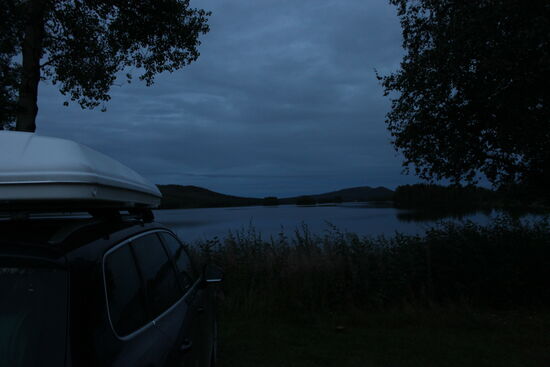 Da ich von Anna noch nichts gelesen habe, werde ich noch für eine Nacht hier auf dem Campingplatz aufhalten und wenn ich keine Nachricht erhalte, Tritt Plan B in Kraft. Da ich mich schon so weit im Norden befinde, kann und werde ich jetzt das Nordkap aufsuchen. Hier ist dann Europa für Autofahrer zu Ende! Auch für mich bedeutet das dann, Nordkap erreicht und umdrehen, weiter geht es nicht!
Habe dann in der Küche vom Campingplatz noch ein warmes Abendbrot zubereitet, noch einmal einen kleinen Spaziergang gemacht und dann ab ins Bett. Selbst die Pfeife rauchen war an diesem Abend wettertechnisch nicht möglich. 22 Uhr Augen zu.