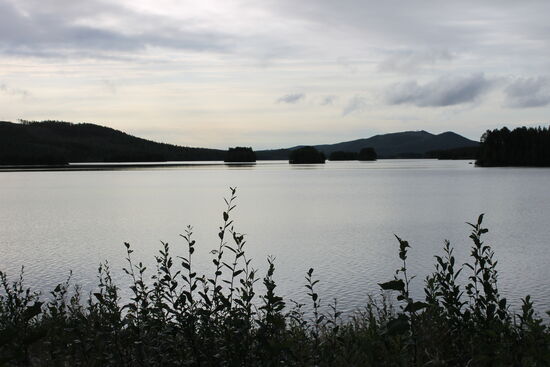 So wie es jetzt ist, verspricht der Tag ein Guter zu werden. Mache alles fertig zum Aufbruch. Entweder zu Anna, wenn sie sich meldet oder zum Nordkap! Noch einmal gut Frühstücken, dann noch eine Pfeife am See rauchen und um 11 Uhr noch einmal die Mails checken, ob ich eine Antwort von Anna erhalten habe. Negativ. Also Plan B. Auf zum Nordkap. Abfahrt um 11.30 Uhr. Alle Akkus wieder voll, der Tank auch und ich bin gut gelaunt. Kein Regen! Zwar mehr Wolken als blauer Himmel aber jetzt geht’s los.