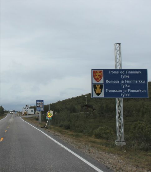 Zweiter Grenzübertritt am heutigen Tag, der von Finnland nach Norwegen. Auf finnischer Seite, wie schon bei der Einreise: nichts. Als ich dann schon aus lauter Gewohnheit auch auf der norwegischen Seite einfach durchfahren wollte, sprang doch mit roter Kelle in der Hand, ein Grenzbeamter hinter einem kleinen Häuschen hervor. Nach dem ich gestoppt hatte und er mir hinterher gelaufen kam, wollte er zum ersten Mal auf dieser Reise den Covid-QR-Code und meinen Ausweis sehen. Dann bemerkte er noch meine Angeltasche und er hielt es für eine Schutztasche für ein Gewähr. Ich musste die Tasche öffnen und er war zufrieden gestellt. Einreise nach Norwegen geglückt.