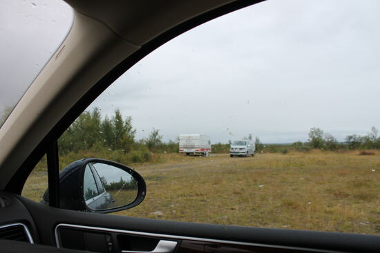 Ca. 10 km auf norwegischen Boden einen Platz zum Übernachten gefunden und Quartier bezogen (19 Uhr). Zwei Norwegen campen hier bereits. Da es immer wieder regnet, werde ich mal wieder auf meine Pfeife am Abend verzichten und rechtzeitig mein Bett aufsuchen. Ich will morgen rechtzeitig los. Gute Nacht.