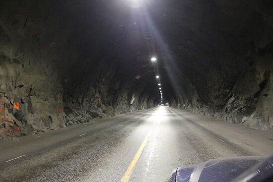 Tunnelbau mal einfach unkompliziert. Der Tunnel wurde einfach in den Fels getrieben. Straße asphaltiert und Beleuchtung rein. Fertig!
Und warum die Straße feucht ist? Es regnet rein! Scheibenwischer anmachen.