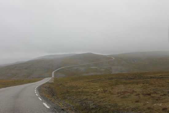 Warum bin ich eigentlich auf dieser Straße so alleine unterwegs? Eigentlich sollte sich am Ende der Welt doch alles stauen. Keiner kann weiter und muss dann doch auch zurück?