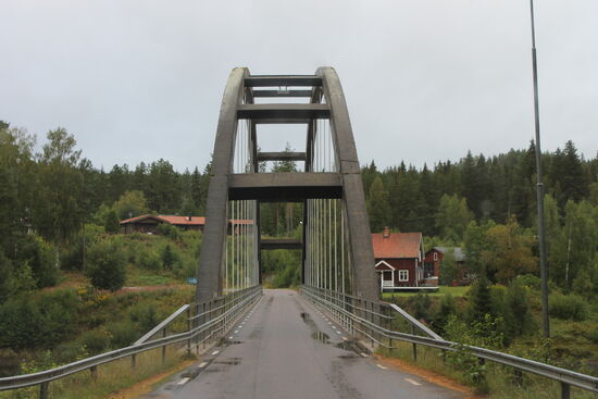 Da hinten muss lt. Navi die Tankstelle sein. Suchen, tanken und weiterfahren.