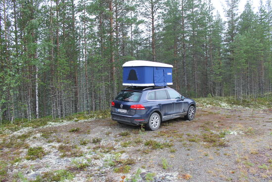 Zurück, die letzten 12 Kilometer des Tages gefahren, das Dachzelt aufgebaut und zu Bett. Es regnet immer noch! Das Wetter passt zum Tag.