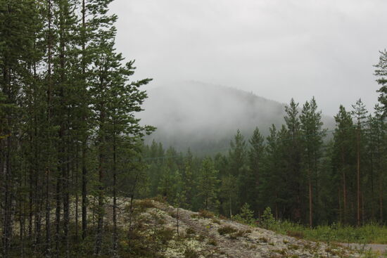 Nach den Pleiten, Pech und Pannen-Tag fängt der heutige Morgen genauso an, wie er gestern aufgehört hat. Es regnet und die Wolken hängen so tief, dass man die Berge nicht oder nur unklar erkennen kann. Dachzelt zu, wenn es auch nass ist und nach einer Katzenwäsche (mal wieder) ab auf die Strecke Teil 3.