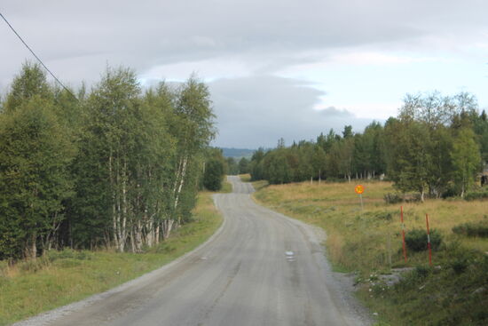 Der Wettergott hat dann doch ein Einsehen mit mir und der Regen wird weniger und um 8 Uhr hört er dann ganz auf. An den Streckenverhältnissen ändert das aber wenig. Jetzt scheint sogar die Sonne! Für einen mini Augenblick aber man (Mann) freut sich ja auch über Kleinigkeiten.