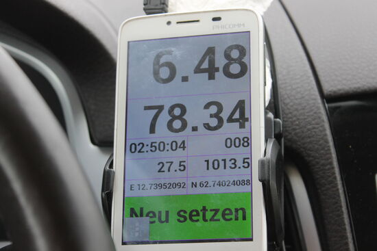 Mein Höhenmesser zeigt, dass ich mich jetzt genau 1013,5 m über dem Meeresspiegel befinde. Für norddeutsche Verhältnisse ganz schön hoch und dreckig ist er geworden, der Touareg.