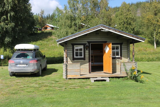 Habe um 12.00 einen kleinen Campingplatz erreicht und mich kurzfristig entschlossen für eine Nacht in einer kleinen Hütte einzuchecken. Preis für die Nacht ist in Ordnung und ich kann (bei bestem Sonnenschein) alle Daten aufs Laptop übertragen. Was das Schönste aber ist, nach einer Dusche (die erste in Schweden) einmal die Kleidung komplett wechseln.
Und wie man sehen kann, hat sich das Wetter zum Besseren gewendet. Die Sonne scheint!