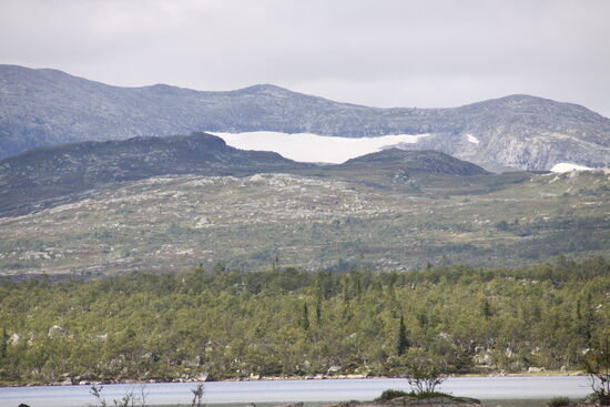 Man kann es mit Fotos diesen Eindruck gar nicht so wieder geben. In den Bergen im Hintergrund sieht man noch den Restschnee aus dem letzten Winter (Restgletscher; wird von Jahr zu Jahr kleiner).