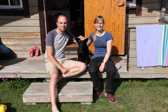 Bei der Rückkehr auf den Campingplatz bemerkt, dass die Nachbarhütte durch ein junges Paar belegt wurde: Verena und Dominik aus Hamburg. Beide erzählen, sie wandern gerne und haben doch tatsächlich eine Elchkuh mit einem Jungtier von ganz dichtem gesehen. Ich hoffe, dass wieder fährt mir auch mal. Habe ja noch 14 Tage Zeit und ich sehe den Elch nicht auf meiner Kühlerhaube.