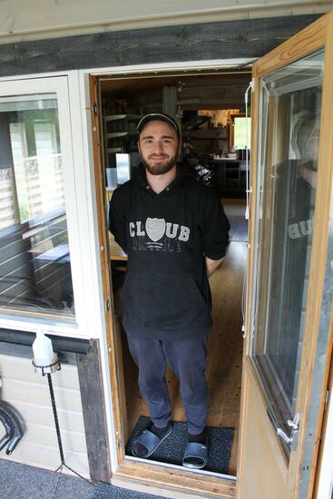 Der Koch Raphael aus dem kleinen Restaurant hier am Platz, hat mich mit einer vollen Thermoskanne FRISCHEN Kaffee versorgt und erzählt, er habe soeben ganz frisches Rentierfleisch erhalten. Das hört sich alles so lecker an, dass ich mich für heute Abend angemeldet habe, eine Portion zu probieren.