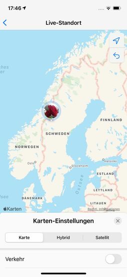 Bild zeigt die Portion Rentierfleisch und dort wo die Blume auf der Karte zu sehen ist befinde ich mich gerade (so in etwa).
Der Laptop hat wieder einen vollen Akku und ich eine gute warme Mahlzeit gegessen. Ein rundum Wohlfühl-Paket. Jetzt noch den Tagesbericht tippen, solange die Erinnerungen noch frisch sind und dann ab in ein richtiges Bett.
An alle Angler, die diesen Bericht lesen, der Hinweis, der riesige See hier vor dem Platz, ist ein reiner Forellen-See. Leider ist die Anreise, wie schon zum Gekas-Shopping, recht weit. Schade eigentlich.. 
Klappe zu und schlafen gehen.
PS Habe bei meinem Abendrundgang mit einem Angler gesprochen, der gerade vom See zurückgekommen ist. Seine Ausbeute: 14 Forellen und Saiblinge (sehen fast so aus wie Forellen, sind aber auch fast gleich?) in 5 Stunden! Wie geht das denn?
PPS das Passwort für RFC-Guests ist: 01_fiskecamp_02 (Kann man sich ja mal merken)