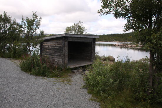 An Manfred und Wolfgang:
Vergesst das Haus in Dänemark. Wir sollten diese Hütte nehmen. Sie hat zwar keine Möbel oder eine TK-Truhe und ist ohne jeden Komfort, dafür aber mit jeder Menge Fisch direkt vor der „Tür“, die es leider auch nicht gibt. Dafür kostet es aber nichts.