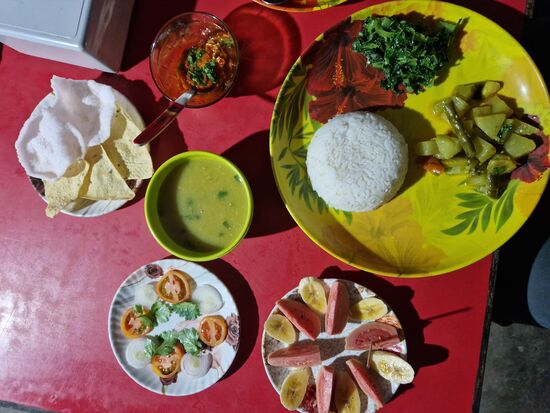 Luxus- Dhal Bat mit Guaven zum Nachtisch