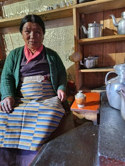 Muddi mit ihrer kostbaren Tasse