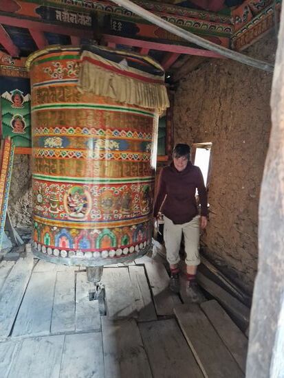 Ich drehe mal wieder fleißig für Ban Horn und natürlich unsere weitere Reise...diese Gebetstrommel hat das Erdbeben überlebt, wohingegen der Klosterraum eingestürzt ist.