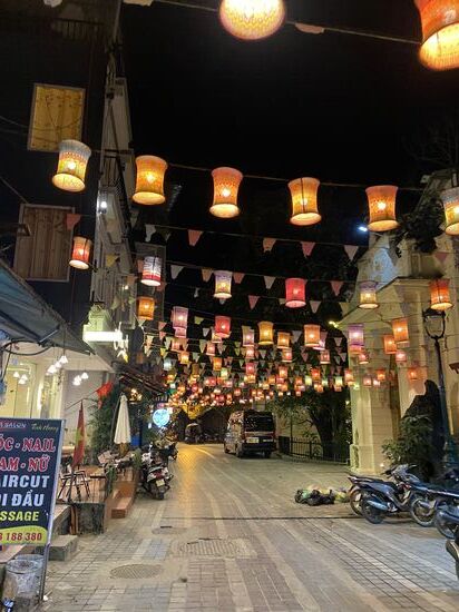 und überall die vielen, bunten Lampions