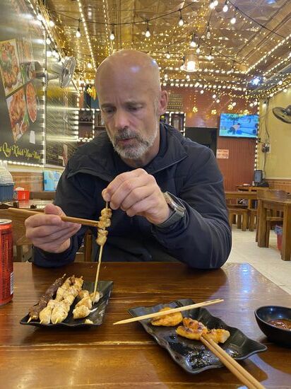 schmeckt !
schließlich brauchen wir ja eine  Grundlage für die lange Nacht mit dem Bus