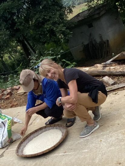die nette Vietnamesin lässt mich an der Reisverarbeitung teilhaben