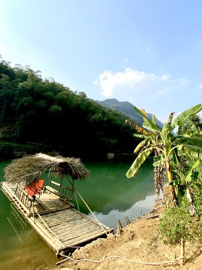 unser Bambus-Boot, das nicht nur uns sehr viel Spaß beschert hat 
Unser Kapitän mußte uns, nachdem wir das Steuer übernommen haben und auf Grund gelaufen sind , auch noch retten. LOL. 