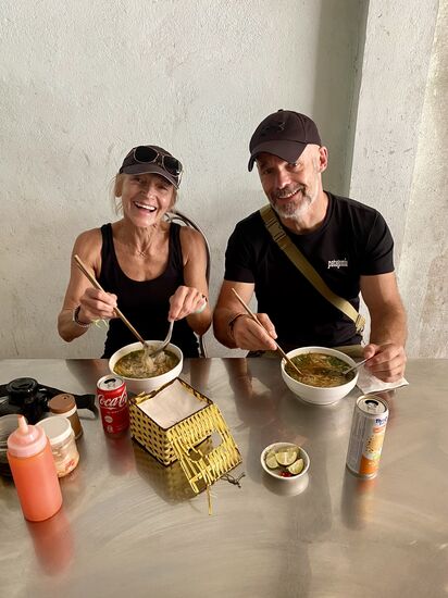 mmhhh ist die lecker…..und besser nicht darüber nachdenken was da wohl mitgekocht wurde.
Aber NEIN wir lernen das die eingelegte Schlange eine Medizin für Gelenkschmerzen ist. Also bitte ihr lieben Orthopäden, nicht immer gleich ne Spritze geben……
