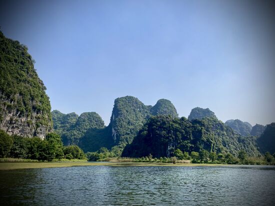 Ngõn Dõng Fluß der sich durch die trockenen Halong Bucht schlängelt (Delta des „Roten Flusses“)