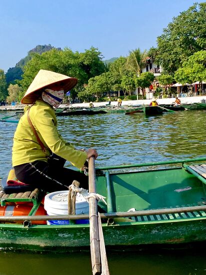 Richtung Bootsanleger fahren und los geht’s 
Die Bootsführer buw. Führerinnen rudern per Hand oder mit den Füßen (siehe unten)