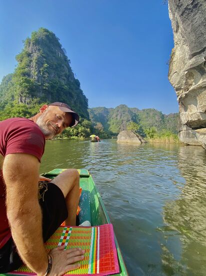 über den Fluß durch die trockene Halong Bucht