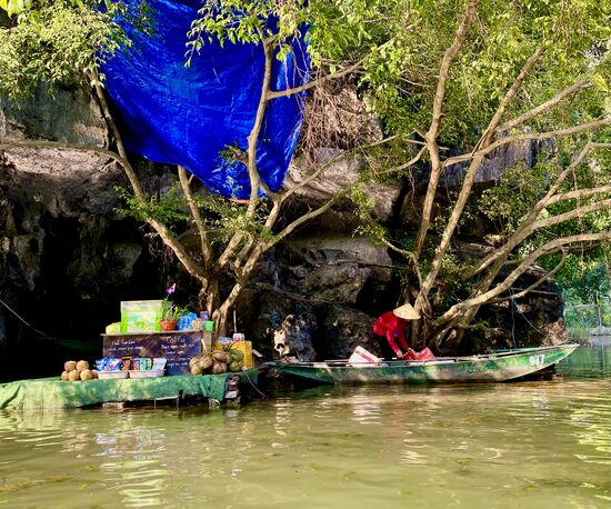 und wieder ein schwimmender Händler