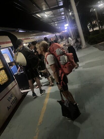 Dann geht es los !
Pünktlich steht der Zug bereit zum Einsteigen