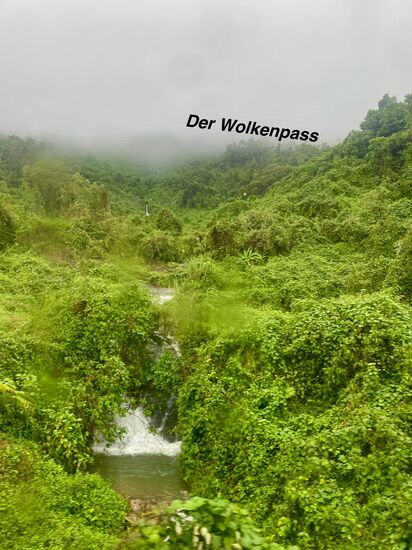 er hat seinen Namen verdient. Tief mit Wolken verhangen fahren wir über den Pass
