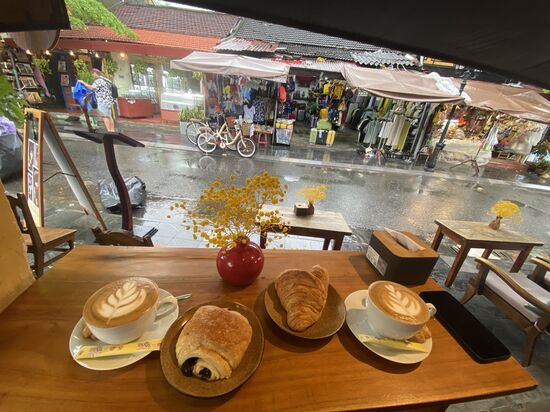 in Hoi An bei Regen erstmal lecker Kaffee und Croissant ( da merkt man den früheren Kolonialeinfluß der Franzosen)