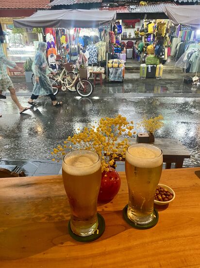 und weil es nicht aufhört zu regnen und wir genug vom Kaffee haben, trinken wir ein leckeres lokales  „Thuna“ Bier. 