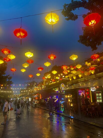 tausende Laternen beherrschen das Altstadtbild. on Hoi An 