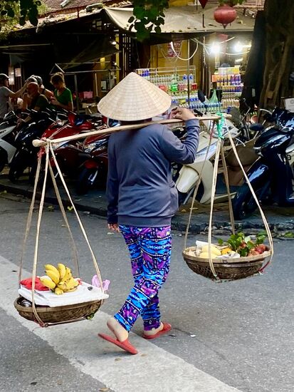 wie überall in Vietnam die Straßen -Obstverkäufer